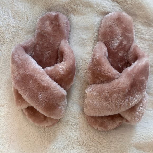 Luxurious Plush Cross-Band Slippers for Women - Pink Faux Fur Size 8-9 - Picture 4 of 8